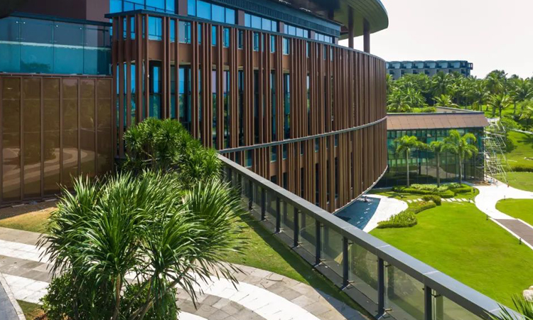 8 - solar glass represents a vision for a green future 8- الزجاج الشمسي يمثل رؤية لمستقبل أخضر