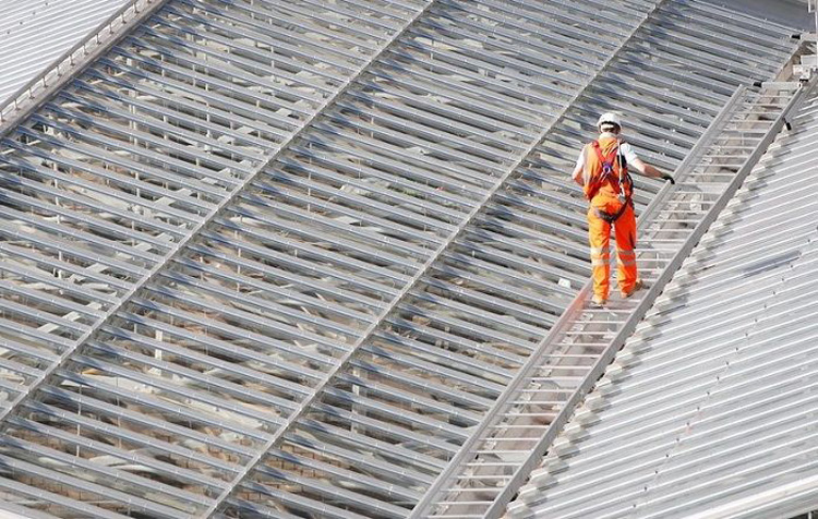 Roof photovoltaic installation safety hazards مخاطر سلامة تركيب الألواح الكهروضوئية على السقف