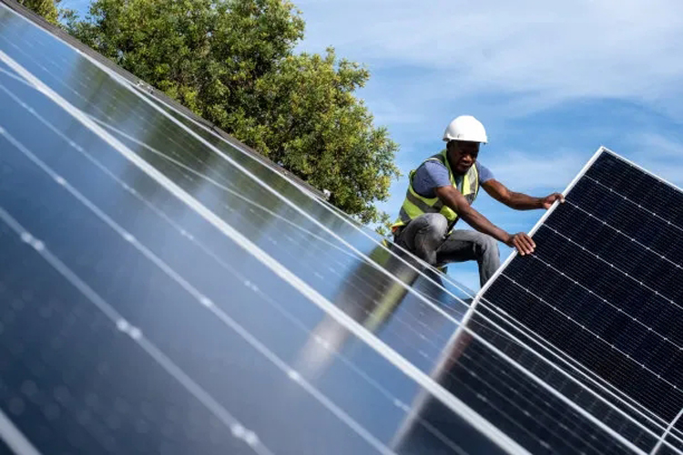 Installation of solar battery components تركيب مكونات البطارية الشمسية