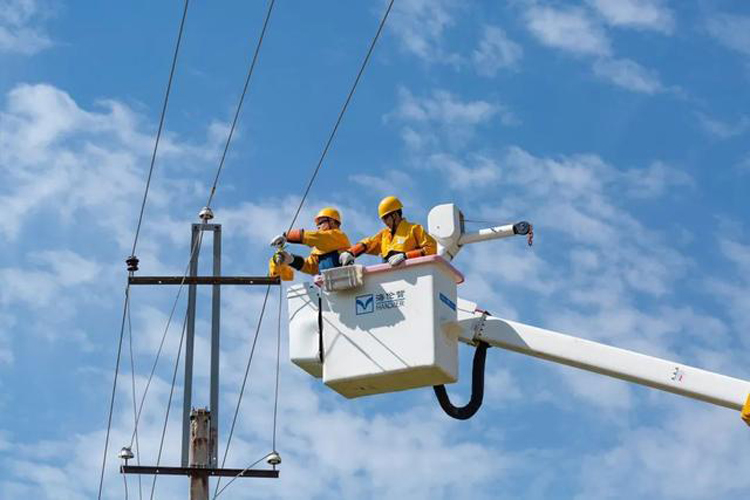 Emergency spare power supply مصدر الطاقة الاحتياطية في حالات الطوارئ، هو مصدر طاقة احتياطي.