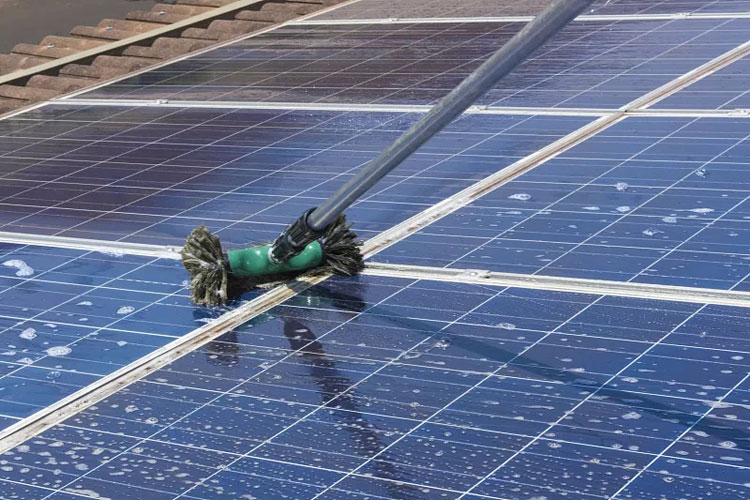 Is there a risk of electric shock when wiping with water? هل هناك خطر حدوث صدمة كهربائية عند المسح بالماء؟